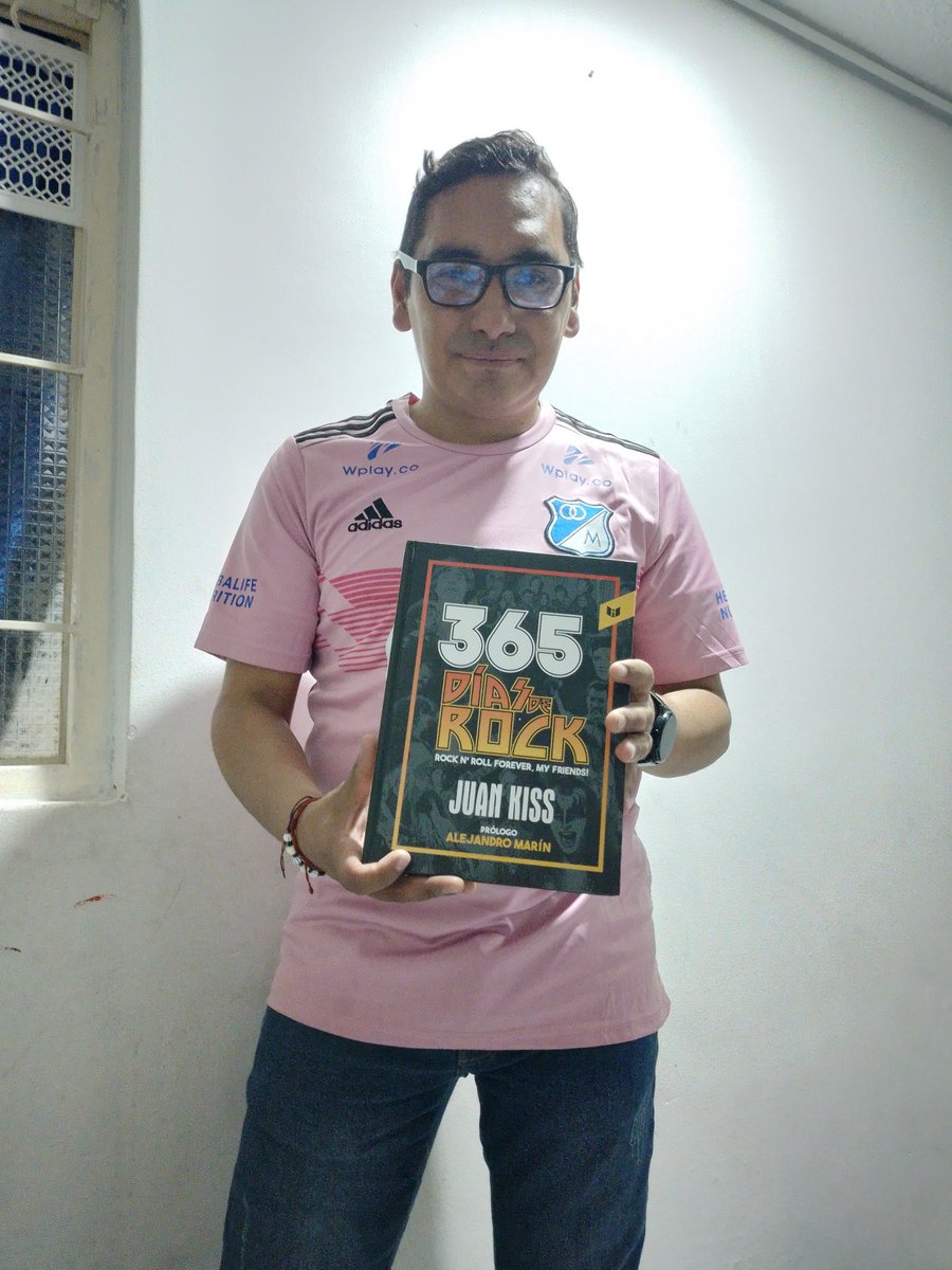 Nestorejovitane's tweet photo. Excelente regaló, muchas gracias por la dedicatoria y esa gran atención,  muchas gracias a todos. Rock and roll my friend @juankiss67 @Maslector1 https://t.co/uuBYkIWJtk
