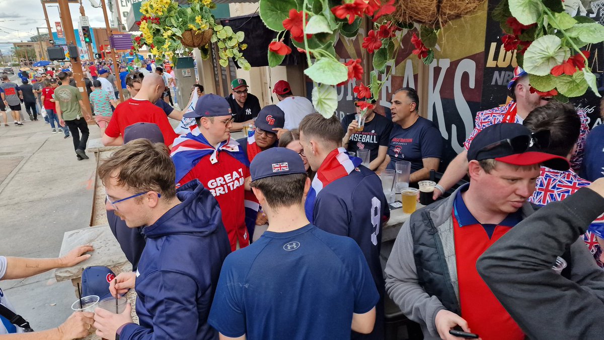 chriscd67's tweet photo. And here's the @GB_Baseball supporters at the Crown near Chase Field https://t.co/eWORVpdE8J
