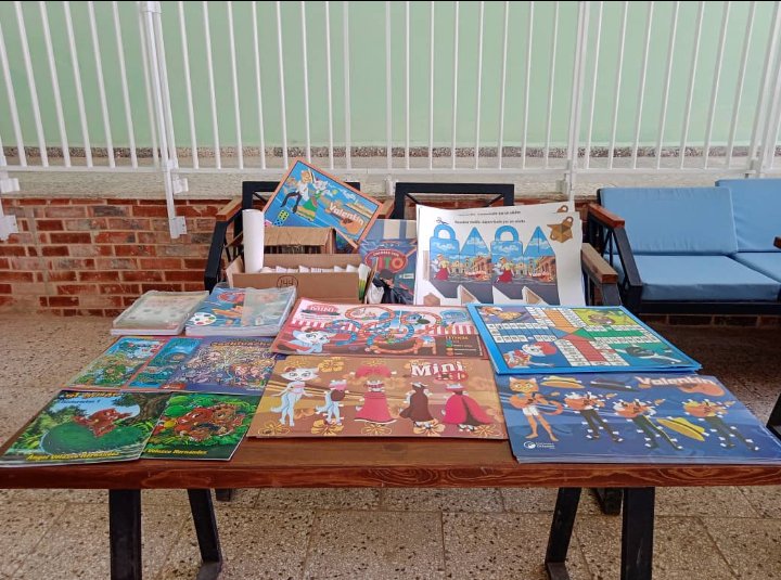 GloriaD81390646's tweet photo. #EdicionesCubanas con sus propuestas junto a Annie Garcés en el Centro Tecnológico La Corbata 💯✨
#MejorEsPosible
#PasionPorLaLectura♥️📚 https://t.co/BWV4rXlLXa