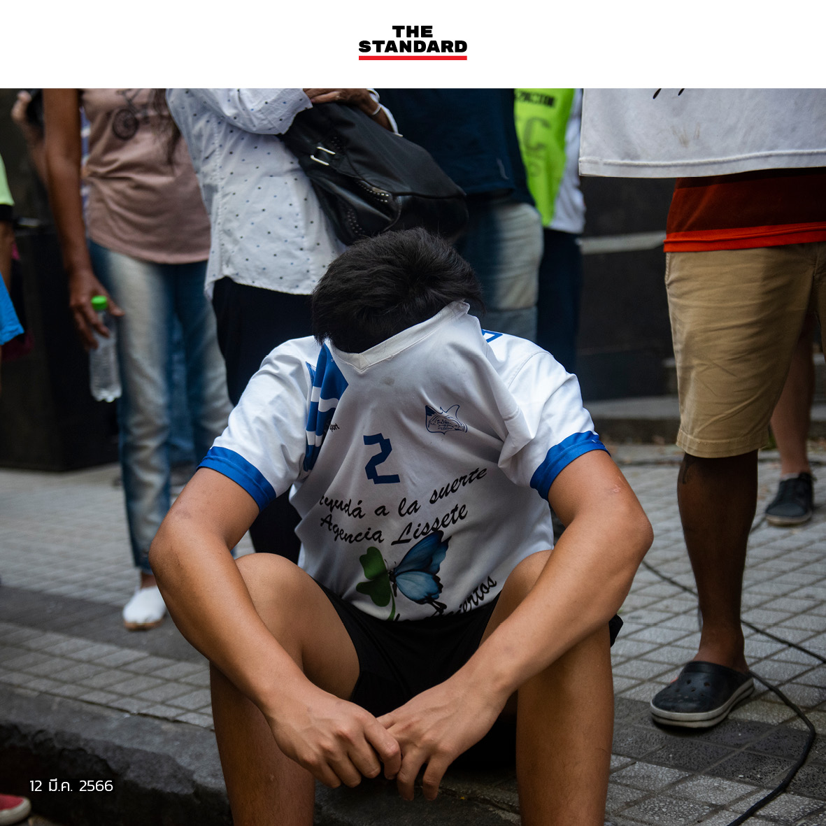 PHOTO JOURNAL: ‘HIDDEN TEARS’

ชายหนุ่มคนหนึ่งยกคอเสื้อขึ้นมาปิดบังใบหน้าที่กำลังเปื้อนน้ำตา ท่ามกลางผู้คนจำนวนมากที่ออกมาชุมนุมกันเพื่อแสดงความไม่พอใจต่อเหตุที่ Maximo Gerez เด็กชายวัยเพียง 11 ปีถูกผู้ต้องสงสัยซึ่งคาดว่าเป็นผู้ค้ายาเสพติดยิงสังหาร