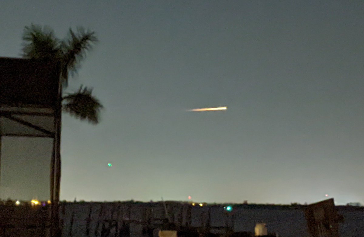 It was so well worth running out to the river to catch a glimpse of @spacex #Crew5 zipping across the sky toward their splashdown off of Tampa. The plasma around the Crew Dragon Capsule was an awesome sight! Love it!!! And my old Pixel3 phone still does a pretty good job! 💖🇺🇸🚀