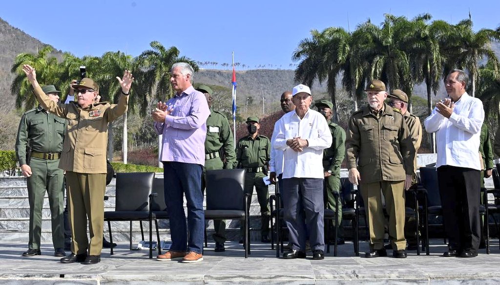Deb_invexCuba's tweet photo. Emotiva conmemoración en el #65SegundoFrente, símbolo de Patriotismo y Victoria de #Cuba🇨🇺. #Raul regresa y enaltece el espíritu revolucionario de una tierra de valerosos hombres y mujeres inmortalizados en el pueblo, en su historia.
#JuntarYVencer #MejorEsPosible https://t.co/djRitEpusd