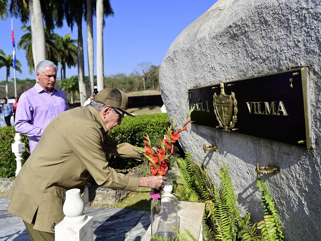 Deb_invexCuba's tweet photo. Emotiva conmemoración en el #65SegundoFrente, símbolo de Patriotismo y Victoria de #Cuba🇨🇺. #Raul regresa y enaltece el espíritu revolucionario de una tierra de valerosos hombres y mujeres inmortalizados en el pueblo, en su historia.
#JuntarYVencer #MejorEsPosible https://t.co/djRitEpusd