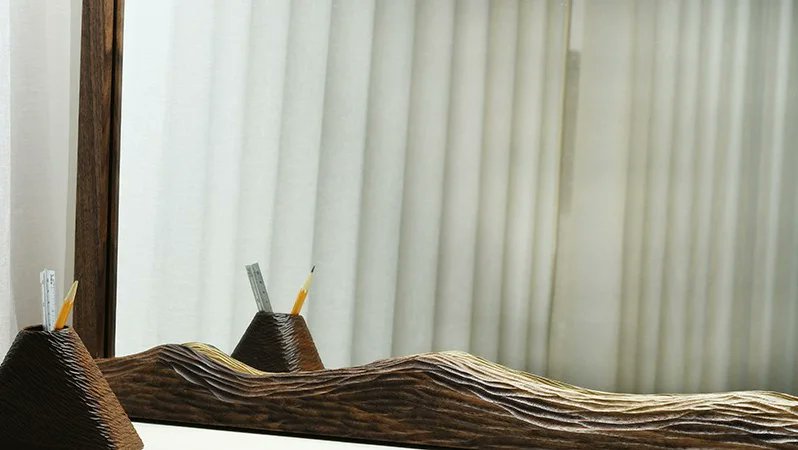 ssiganu's tweet photo. 우드 카빙을 더한 거울_ 900 x 750mm

두어 달 전쯤 의뢰를 받은 거울입니다.
나무의 톤이나 크기 정도만 정하시고 나머지는 제가 자유롭게 작업하는 것을 바라시기 때문에 더 멀고도 오래, 생각이 깊었습니다. 
​
https://t.co/KR0ZiEoPPS https://t.co/jNAmISsLCy