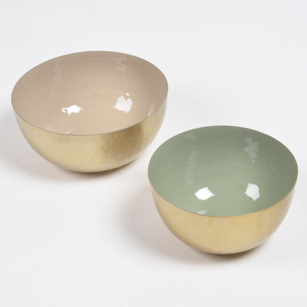 An elegant bowl set.

pilleveroneboutique.com/products/iron-…

#bowls #bowl #enameledbowls #enameledbowl #tableware #dinnerware #homedecoration