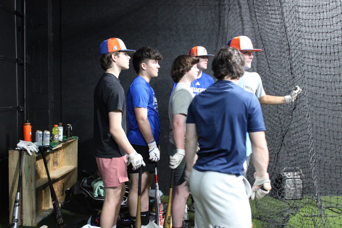 Jessenia_Yvette's tweet photo. @AlexHenriquezC8 doing his thing, running it up to 83🔥I am so excited to see what he brings to tomorrow’s Motor City Hit Dogs Scout Day event…. @baseballcrazy00 @MCHitDogs @alexhenriquez86 #AlexJr #ElVacuum https://t.co/0ZXk0Kk9Gi