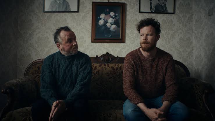 MikeCastilloV's tweet photo. BEST SHORT LIVE ACTION 

VA a ganar: An Irish Goodbye 
DEBERIA de ganar: The Red Suitcase 
Mi pick: An Irish Goodbye 

Aunque Le Pupille partió de favorita parecería que perdió fuerza, aunque podría ganar. El idioma podría pesar en esta categoría. https://t.co/MWhpb3dnK5