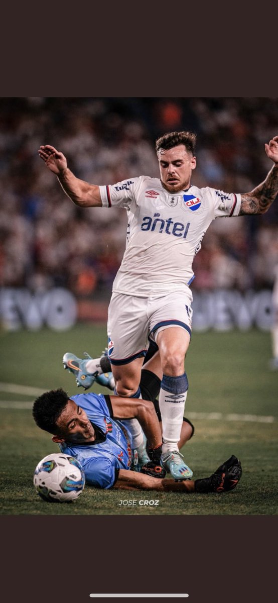 AgustinViana's tweet photo. Ojo con el sistema operando. Es importante considerar :¿quien juega el balón? ¿quien va en dirección de jugar y quien se interpone sin tocar el balón? A velocidad un toque chico desestabiliza El delantero puede exagerar, pero es contacto y hay penal. https://t.co/Ro43UsGcpq