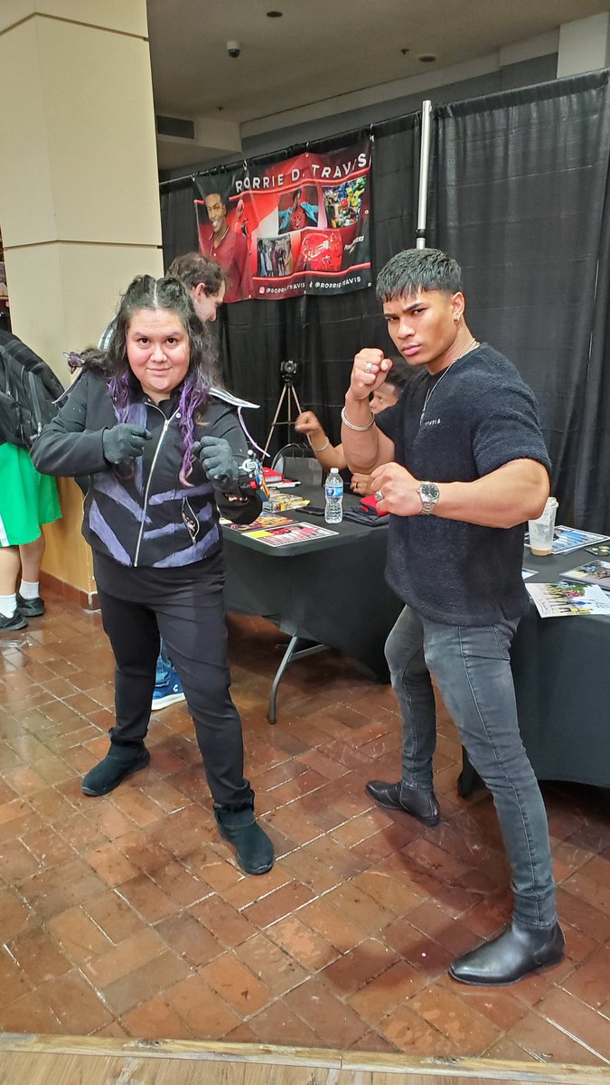 jgarciajordan's tweet photo. I also met 3/5 of the #BeastMorphers team: #RorrieDTravis @JBaduwalia @_abrahamrod 
#ItsMorphinTime #ActivateBeastPower #PowerRangers #PRBM https://t.co/dq44c5lYna
