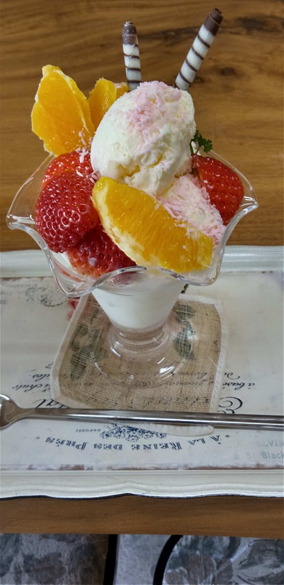CIchijiku's tweet photo. カフェスイーツいちぢく
春のパフェ
季節のフルーツとコクのあるアイスクリームです https://t.co/0DlO3MTuXb