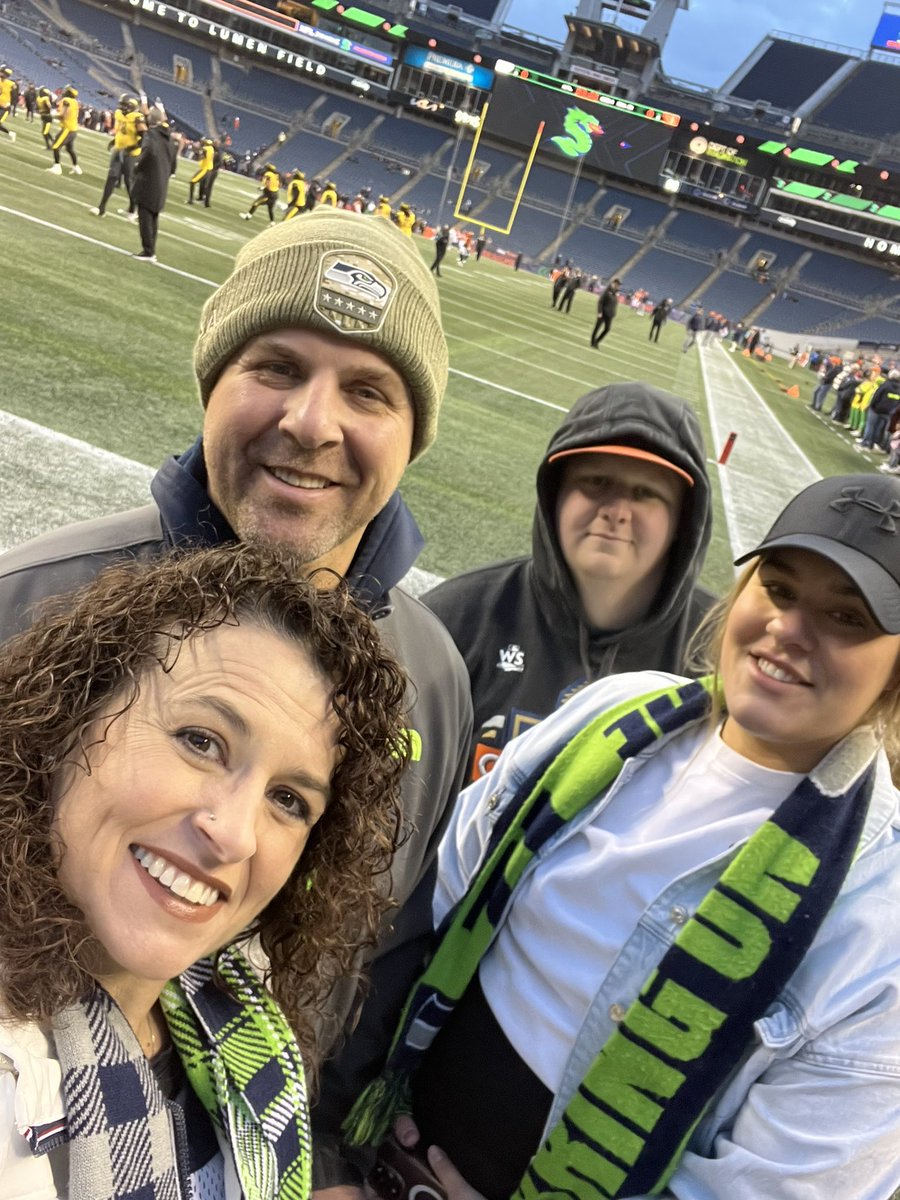 litesapper's tweet photo. @XFL2023 go #seadragons #BreatheFire Hello Seattle! https://t.co/GYhhP33CW3