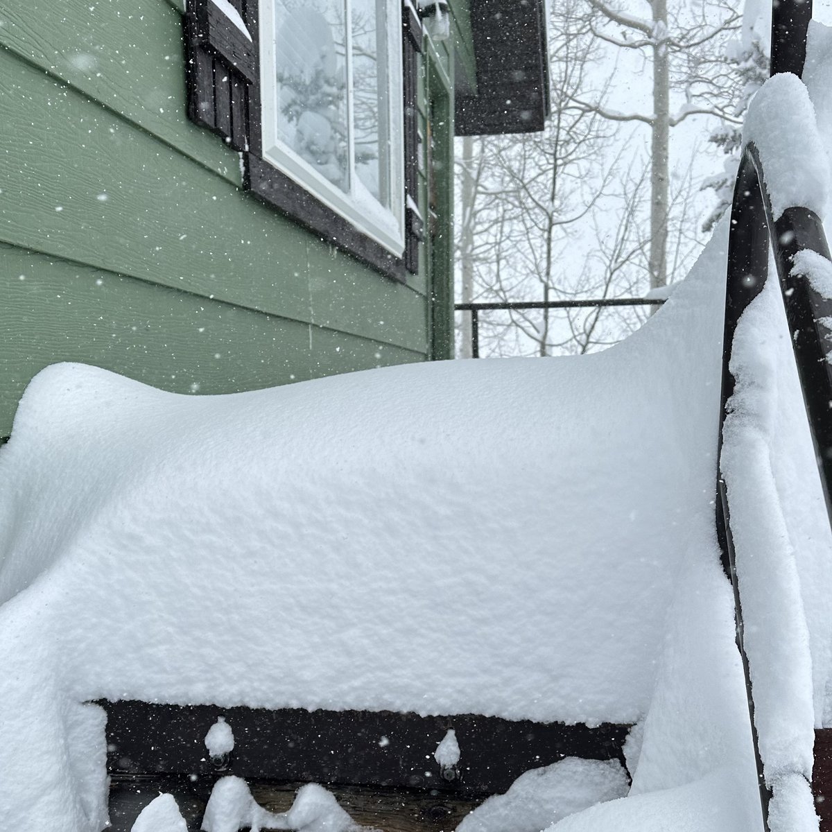skithebeav's tweet photo. When we get a 20 inch storm here at The Beav... this is what our Harry's Dream Lift - Ski Patrol top shack deck looks like. It looks BEAUTIFUL! #MOREsnowPLEASE #skithebeav #PRAYforSNOW #cantstopwontstop https://t.co/mnAXd20oPJ