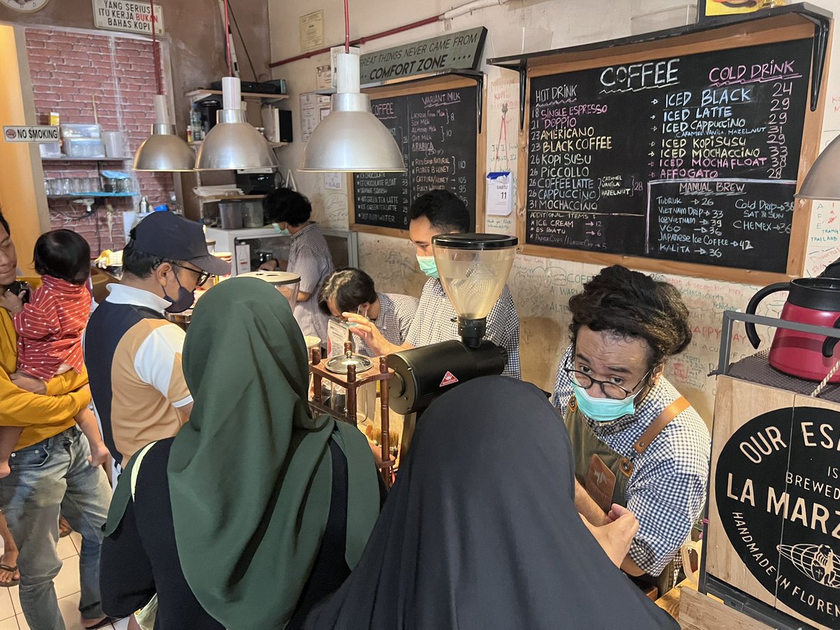 beli bakmi di Prima lalu makannya sambil ngopi di Rosso. 

best of the best Pasmod BSD. 👍