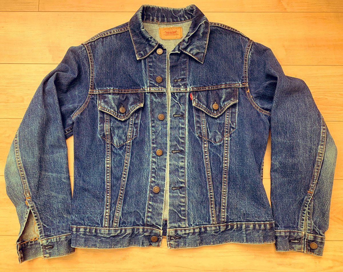 itukahaAlden's tweet photo. 少し前ですがデニムジャケットを初購入！
ビームス西口さんにも質問させて頂いて70505のbigEにしました。
60年後半のものですが、色濃い目で初のビンテージ品でもあり、50年以上前の服を巡り巡って自分が着ていると思うと感慨深い…
ガンガン着ようと思います！！
#70505#Levi's https://t.co/m1LEYxTt60