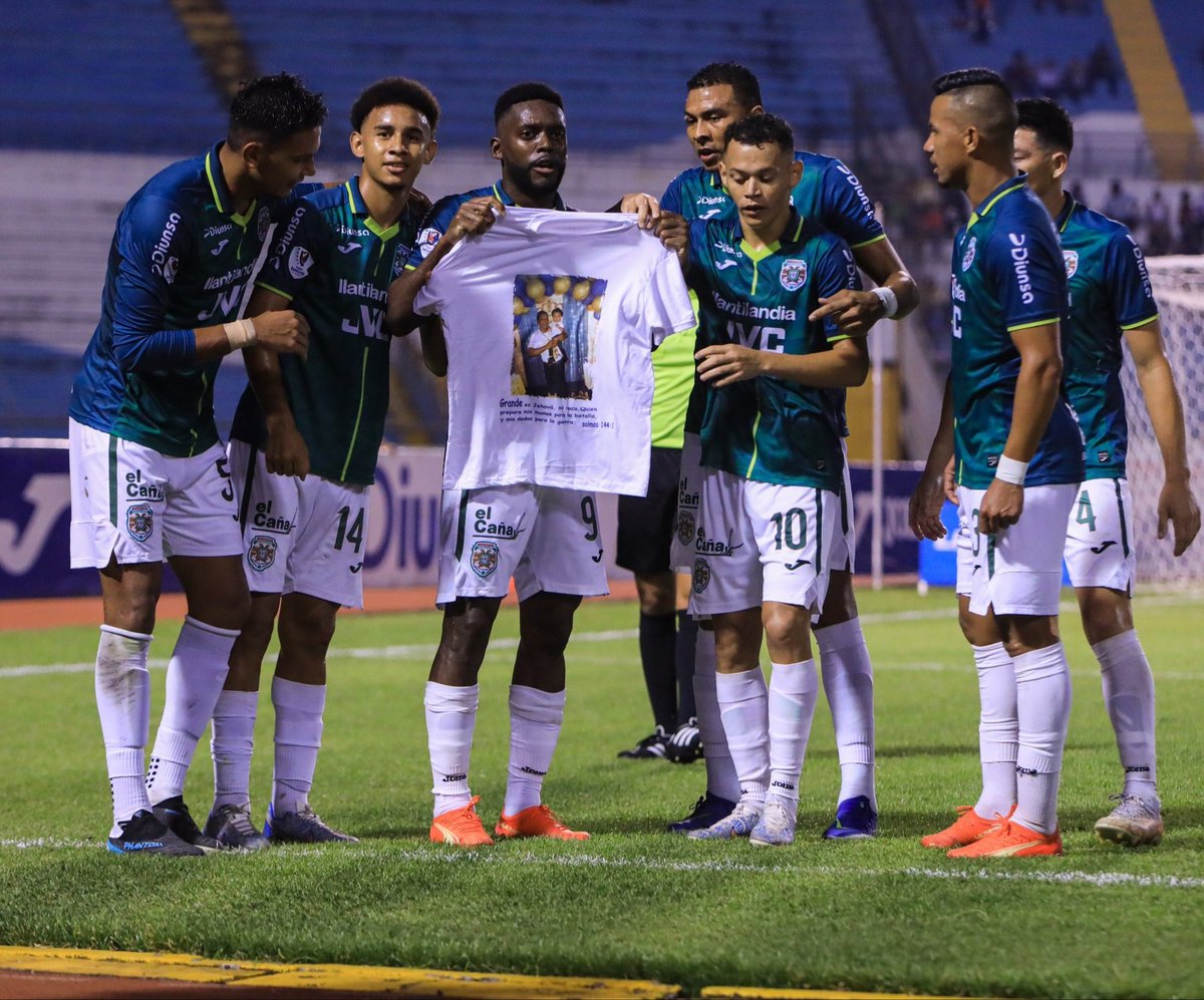 LaProrrogahn's tweet photo. ¡ADIÓS AL INVICTO ALBO!
#Marathon🦖 derrotó 2-0 a #Olimpia🦁 y le arrebató un invicto de 13 partidos sin perder 🔥

Zúniga y Peña liquidaron a los merengues, que a pesar de la derrota, seguirán líderes en #LigaNacional🇭🇳 https://t.co/Yybvoqkoqp