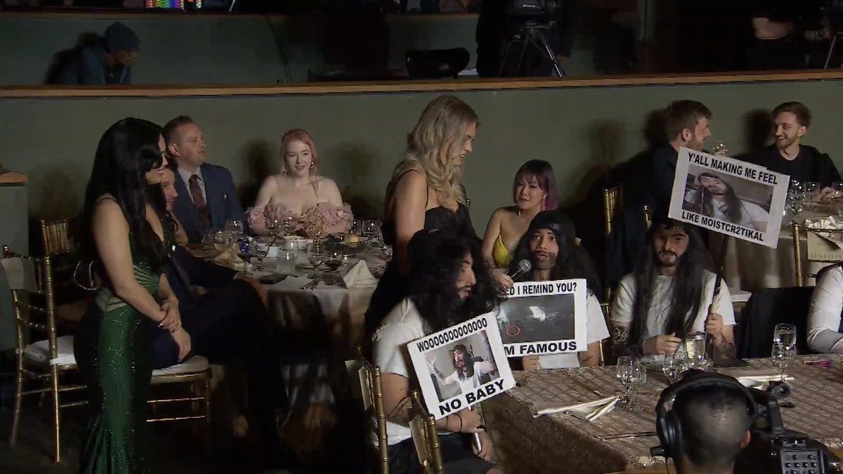 Ice is watching STREAMER AWARDS on Twitter "GUYS THE CHARLIE CLONES 