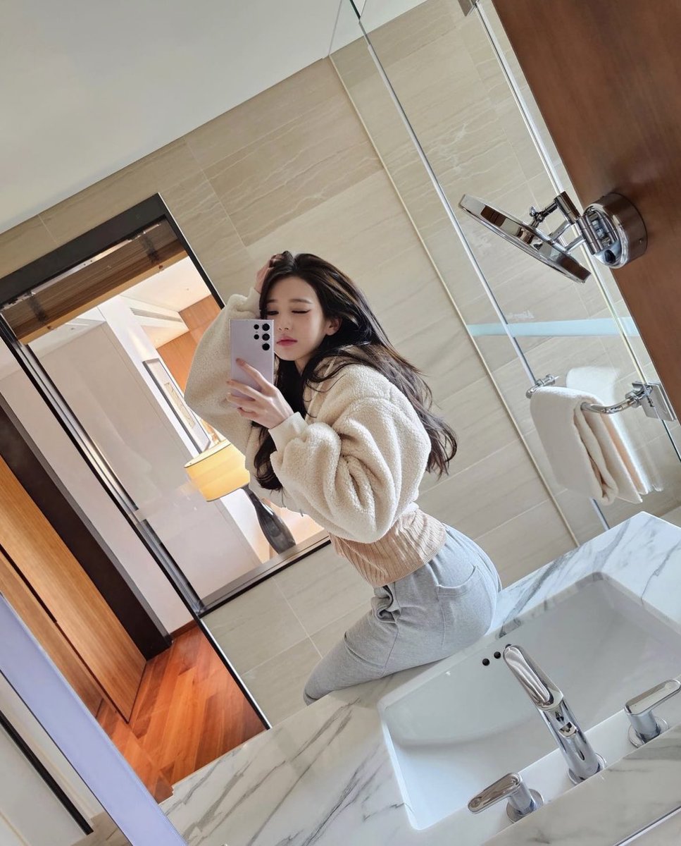 เซลฟี่หน้ากระจกแบบตัวมัมเจนสี่