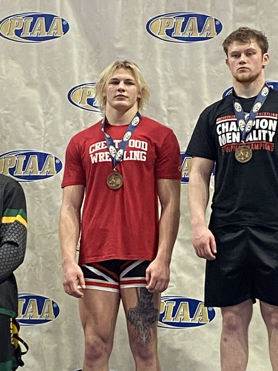 What a great weekend in Hershey for our Crestwood Wrestlers @BiblaLincoln & @BiblaMagnus! Lincoln won his first state match as a sophomore and Magnus took 6th in the state at 215lbs! Very proud of both of you! Absolutely tremendous accomplishments by you both! Go CCCOMETS! 🏆