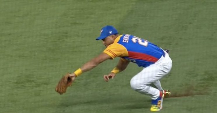 Los venezolanos cuando le tiran un pedazo de pan