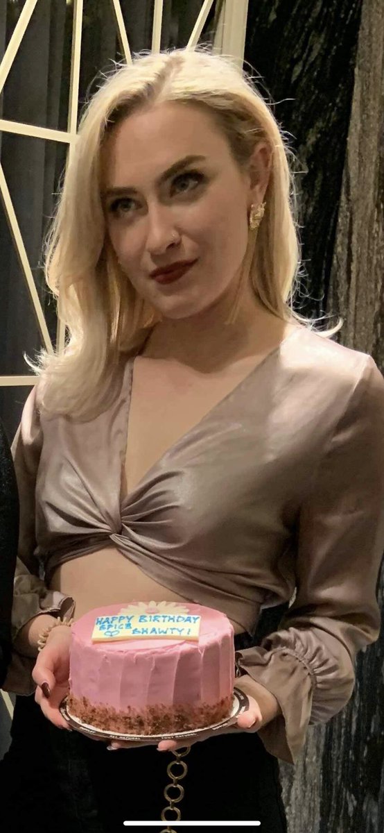 emogrl93's tweet photo. i look like a villain here and i am ❤️ https://t.co/YYGzuPKIeb