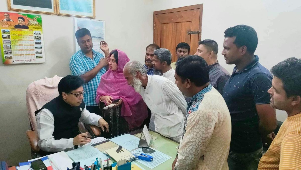 FarhadHossainMp's tweet photo. মেহেরপুর নিজ বাস ভবনে এলাকাবাসীর সাথে সাক্ষাৎ।১১.৩.২০২৩ https://t.co/Q6LG193sGw
