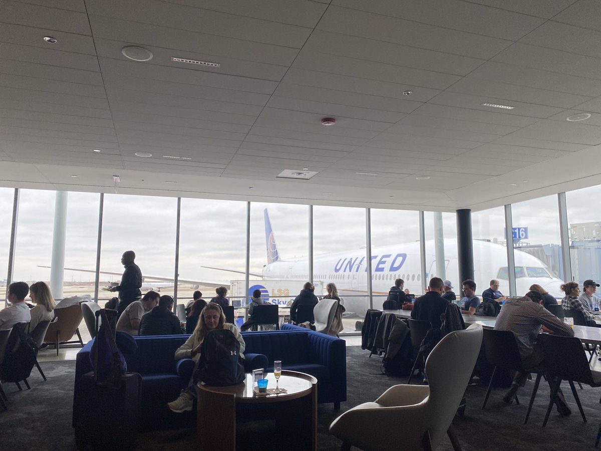 ThePointsBros's tweet photo. Stopped by the new United Club at ORD today. Highly recommend https://t.co/XXDbdDqkNU