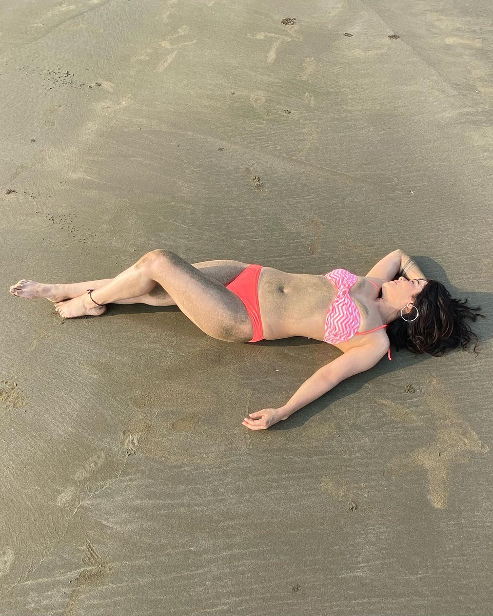 Sexy telly hottie 🔥 #ShwetaGulati 
   chilling out in the beach