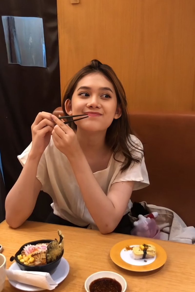 TamaraEBorneo's tweet image. Mam dulu sama ayang ges @Y_ChikaJKT48 🥰 #Sundate