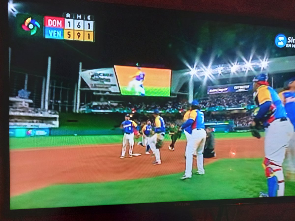 dvivas1234's tweet photo. Venezuela inicia con el pie derecho el Clásico Mundial de Béisbol 2023 y le gana en el LoanDepot Park de Miami 5 x 1 al poderoso equipo de República Dominicana! #WordBaseballClassic2023 https://t.co/FZenkzE7f5