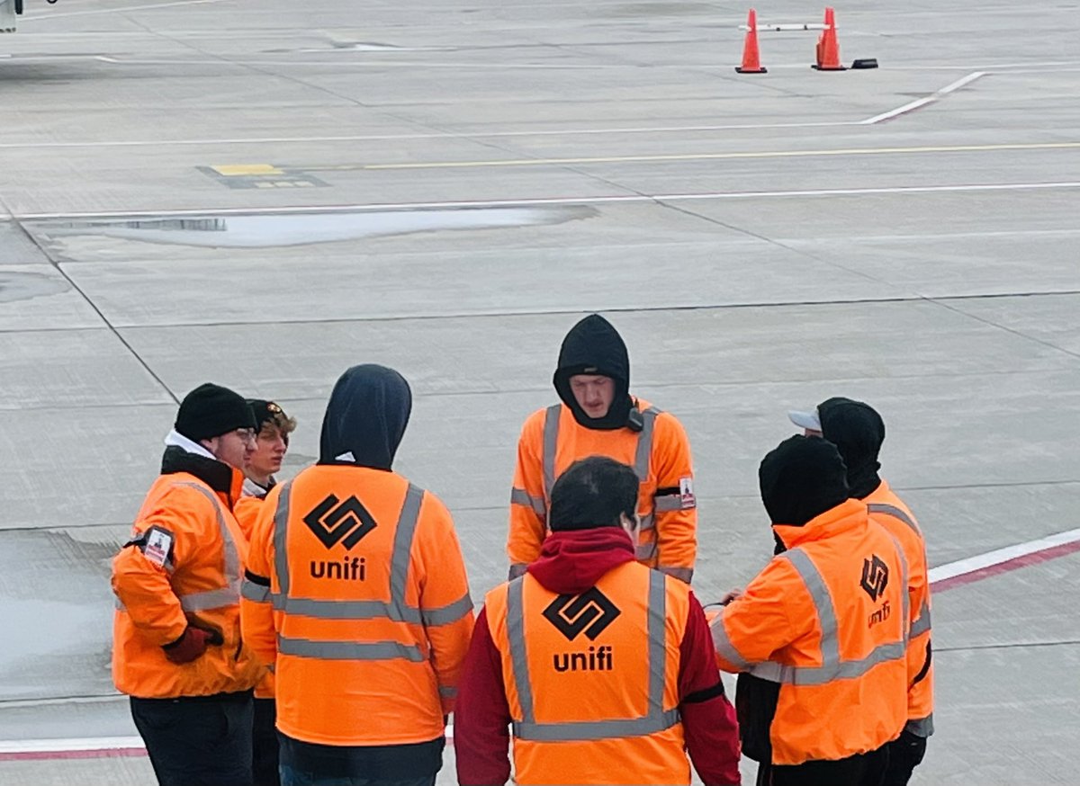 Safety every single day! Nice work today Team on your pre-arrival safety huddle to ensure all SOP was followed! @UnifiAviation @HollyMc48826135 @Renata74230255 @UA_Alicia