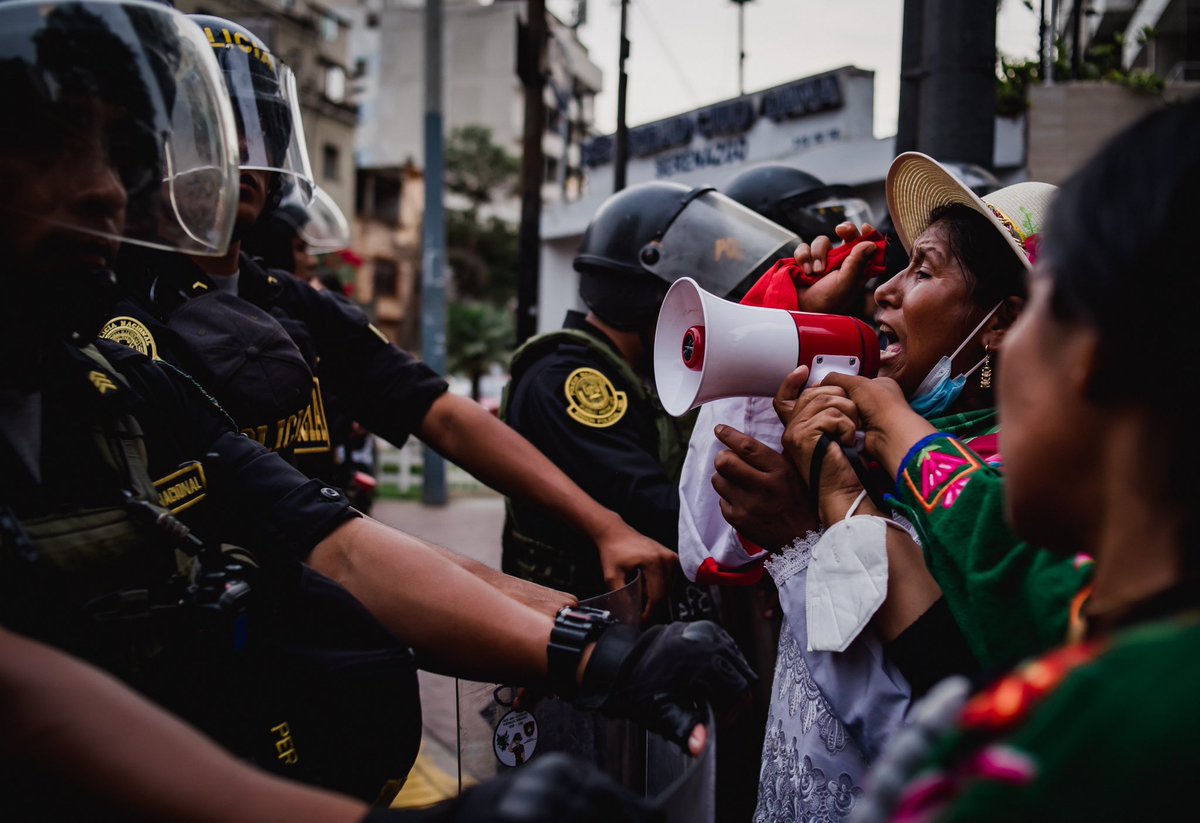 ✍🏻| Miles de ciudadanas se movilizan denunciando la violencia machista y en contra del régimen de Dina Boluarte.
#8M2023 #DiaInternacionalDeLaMujer #NingunaMujerConDinaboluarte #photojournalism #journalist  #editorial #editorialphotographer #fotoperiodismo #fotodocumental #photo