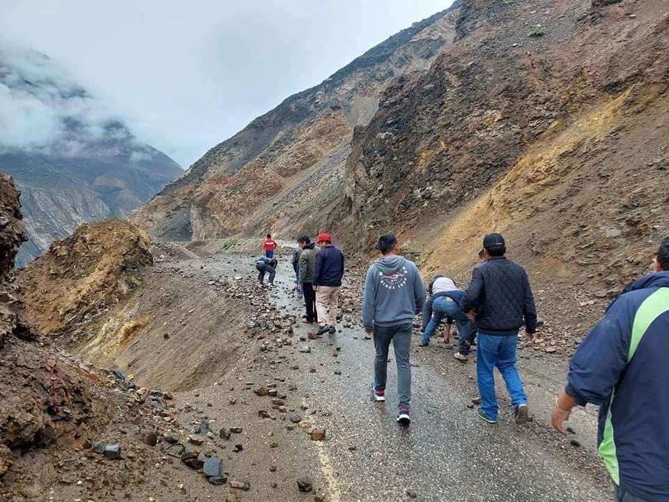 BlasMbp's tweet photo. Tramo Sihuas-Chuquicara
Y las autoridades brillando por su ausencia.
@kellyportalati2 @ChaconNilza @LadyCamones @DarwinEspinozAP 
@MTC_GobPeru @ProviasNac_Peru https://t.co/ZM72XyveVP