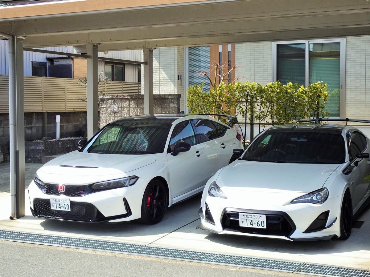 本日、タイプR納車となりました。
14R-60が小さく見えます😇

初めてのホンダ車、初めてのハイパワーターボ車を
堪能したいと思います😆

#FL5  #シビック #タイプr #civictyper