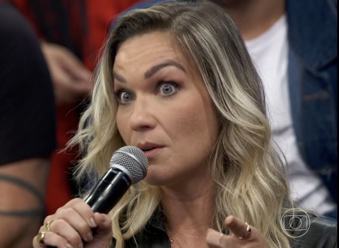 PortalAsFive's tweet image. Curiosidade fiver: A Andrezza Cruz, uma das paquitas da Xuxa, era a diretora do Talk Five 🥰 #AltasHoras #AsFive

(saudades Talk Five 🤧)