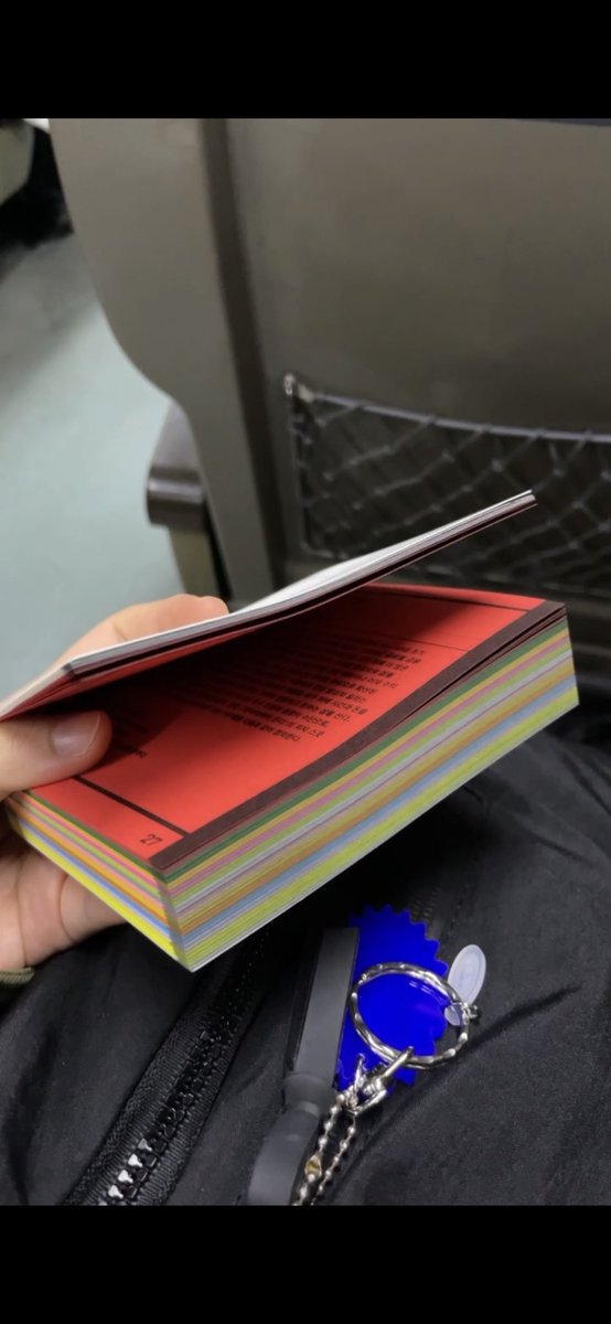 soojonamu's tweet photo. A to Z 너무 재밋다.... 크기도 핸드폰보다 조구매서 이동중에 보기 너무 편하구 색색깔 옆모습도 너무 예뿜~...

내용 진짜 알쓸인잡 그자체.... 컨셉이 사전이라서 아무 페이지나 펼쳐서 읽어도 좋아요 https://t.co/XirqKlNLm0