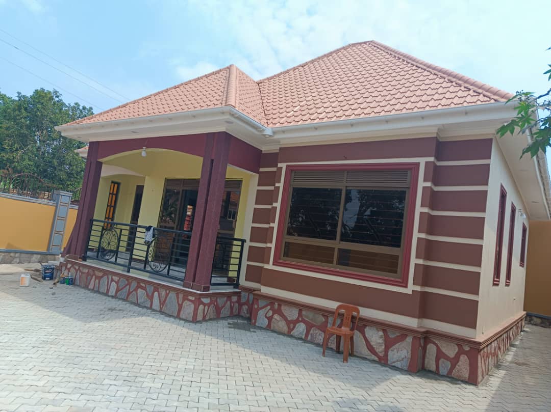 shukranproperty's tweet photo. Brand new house is available for sale located at kitende on Entebbe road.
๐HAS got #3bedrooms dining room sitting room kitchen and boy's quarter.seated on #10Decimals private Mailo land title on Entebbe asking price #320m ugx negotiable
Call 0706592177 https://t.co/SWOurtcwcm