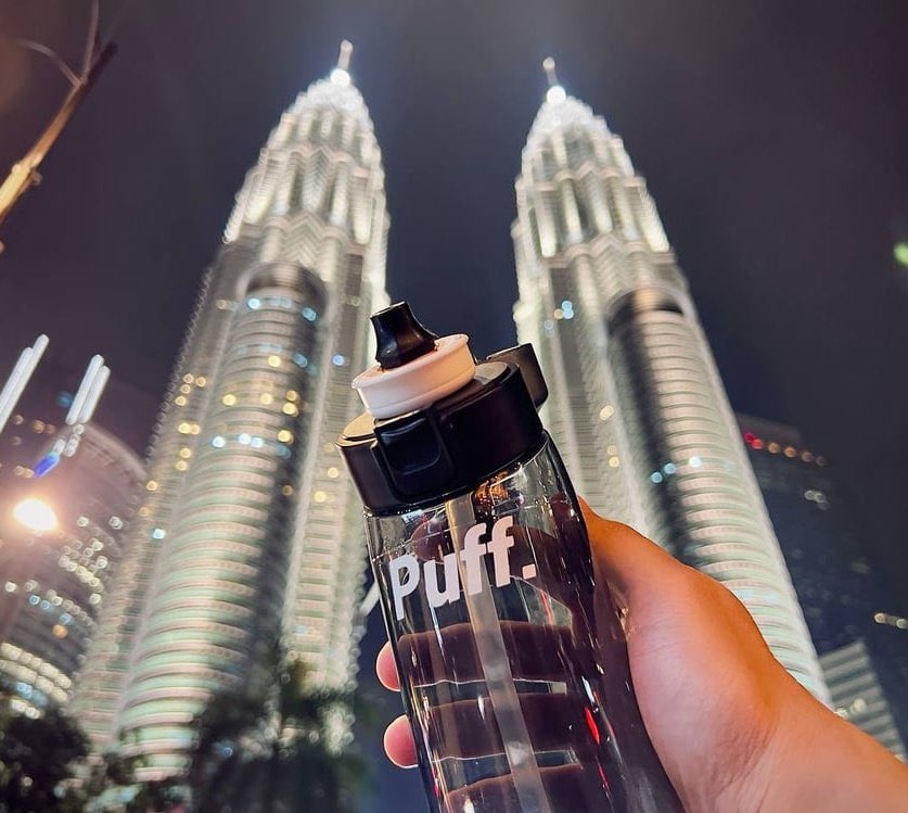 TweetSemuaa's tweet photo. Jumpa dah.. Ni lah botol air yang Alif Satar viralkan tu. Walau jenama lain, tapi produknya sama. Minum air kosong saja tapi kelirukan otak kita seolah kita minum air buahan mengikut pod perisa yang kita guna.. Banyak juga perisa dia, tengok di https://t.co/LaY1LG4qaZ https://t.co/Ytt0NBkdky
