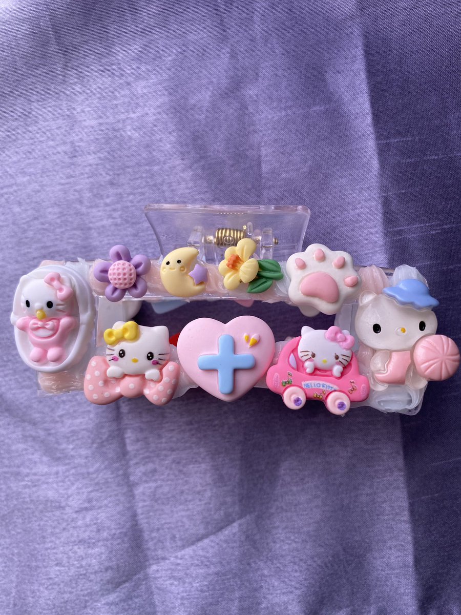 AtinyXio's tweet photo. Helloo ! I have been making decoden claw clips to sell , if anyone is interested dm me on my instagram @/decobxnny. I’d appreciate any type of support towards my small business 💕 https://t.co/1Lnr22iHMv
