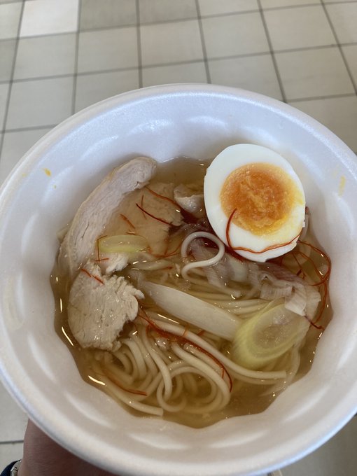 俺はなぜ同人イベントに来て素麺を食べているんだ 