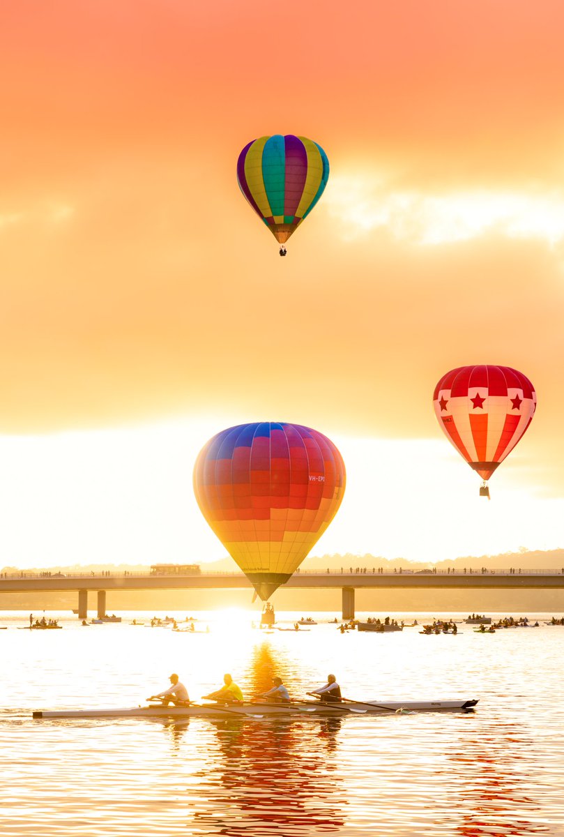 Happy 110th Birthday @visitcanberra!
This morning, what a sensational sunrise and balloon spectacular lift-off to celebrate your special day.
🧡🎂🎉🥳🎊🥰

#enlightencanberra #balloonspectacular #visitcanberra #prideweekend #hotairballoon #rower
#sunrise #happybirthday