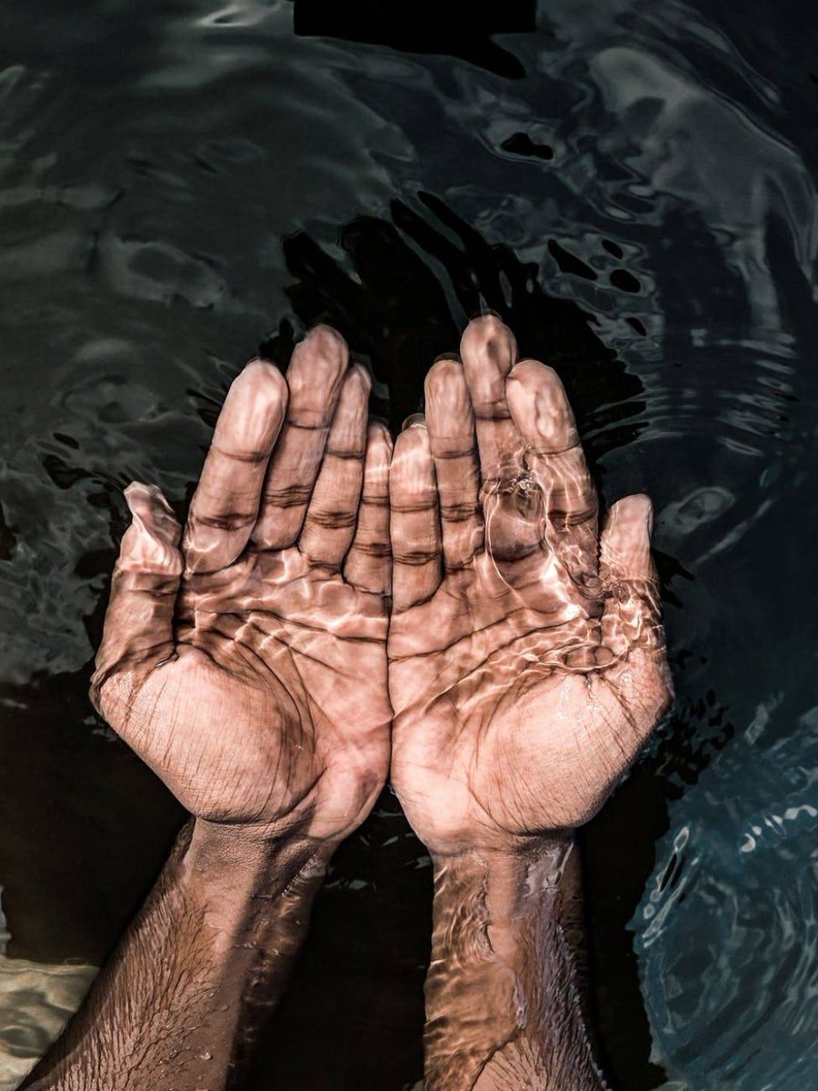 Isn`t it awesome? 

 #Water #Skin #Hand #Arm #Photograph #Eye #Leg #Vertebrate #Peopleinnature #Azure
