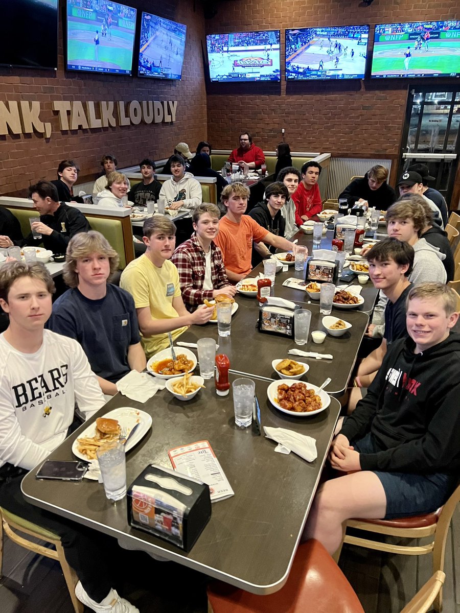 UABearsBaseball's tweet image. Successful day one ✅ 

Scrimmage vs. @MCHS_Baseball and dinner out as a group!

#FEA | #SpringTrip 🐻⚾️