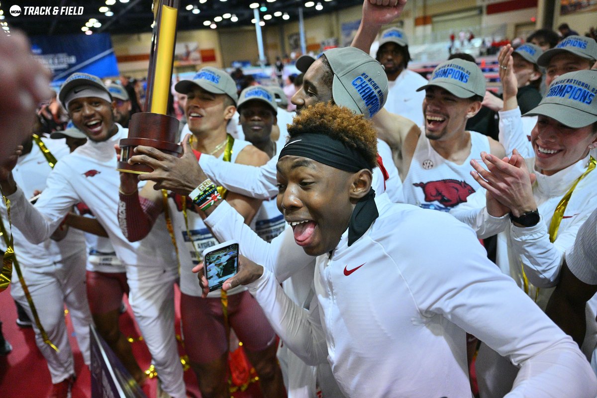 Showing off the new hardware 🏆✌️

#NCAATF x @RazorbackTF