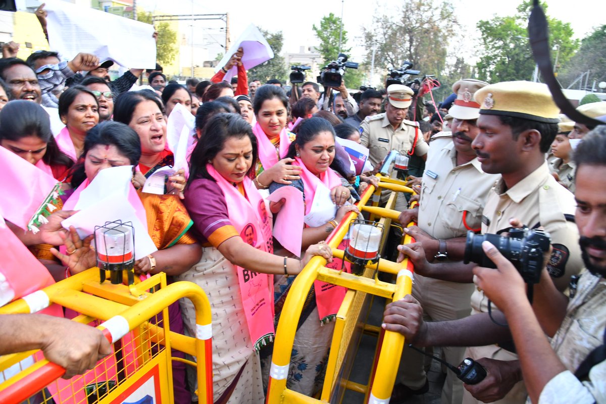 MamtaManga's tweet image. Tried meeting @DrTamilisaiGuv garu to give a representation against @bandisanjay_bjp for his derogatory remarks on @RaoKavitha akka. 
As #Guv denied to meet us,with @GadwalvijayaTRS akka staged a protest and later gave a rep to #Drbrambedkar ji.
@TelanganaCMO @KTRBRS @BRSHarish