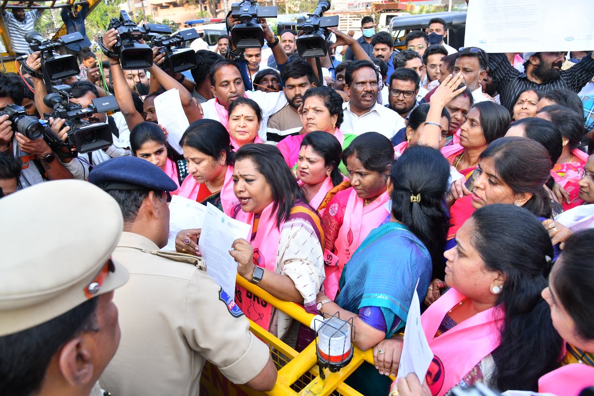 MamtaManga's tweet image. Tried meeting @DrTamilisaiGuv garu to give a representation against @bandisanjay_bjp for his derogatory remarks on @RaoKavitha akka. 
As #Guv denied to meet us,with @GadwalvijayaTRS akka staged a protest and later gave a rep to #Drbrambedkar ji.
@TelanganaCMO @KTRBRS @BRSHarish