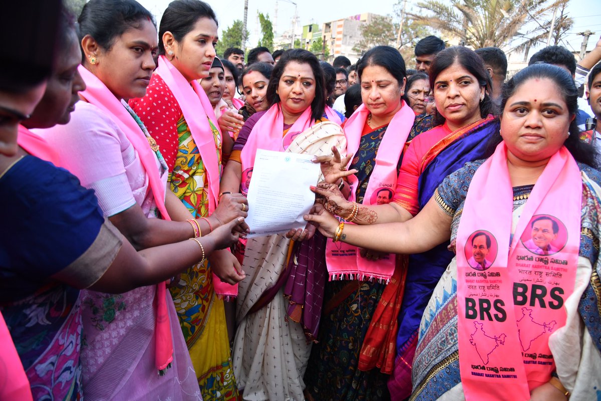 MamtaManga's tweet image. Tried meeting @DrTamilisaiGuv garu to give a representation against @bandisanjay_bjp for his derogatory remarks on @RaoKavitha akka. 
As #Guv denied to meet us,with @GadwalvijayaTRS akka staged a protest and later gave a rep to #Drbrambedkar ji.
@TelanganaCMO @KTRBRS @BRSHarish