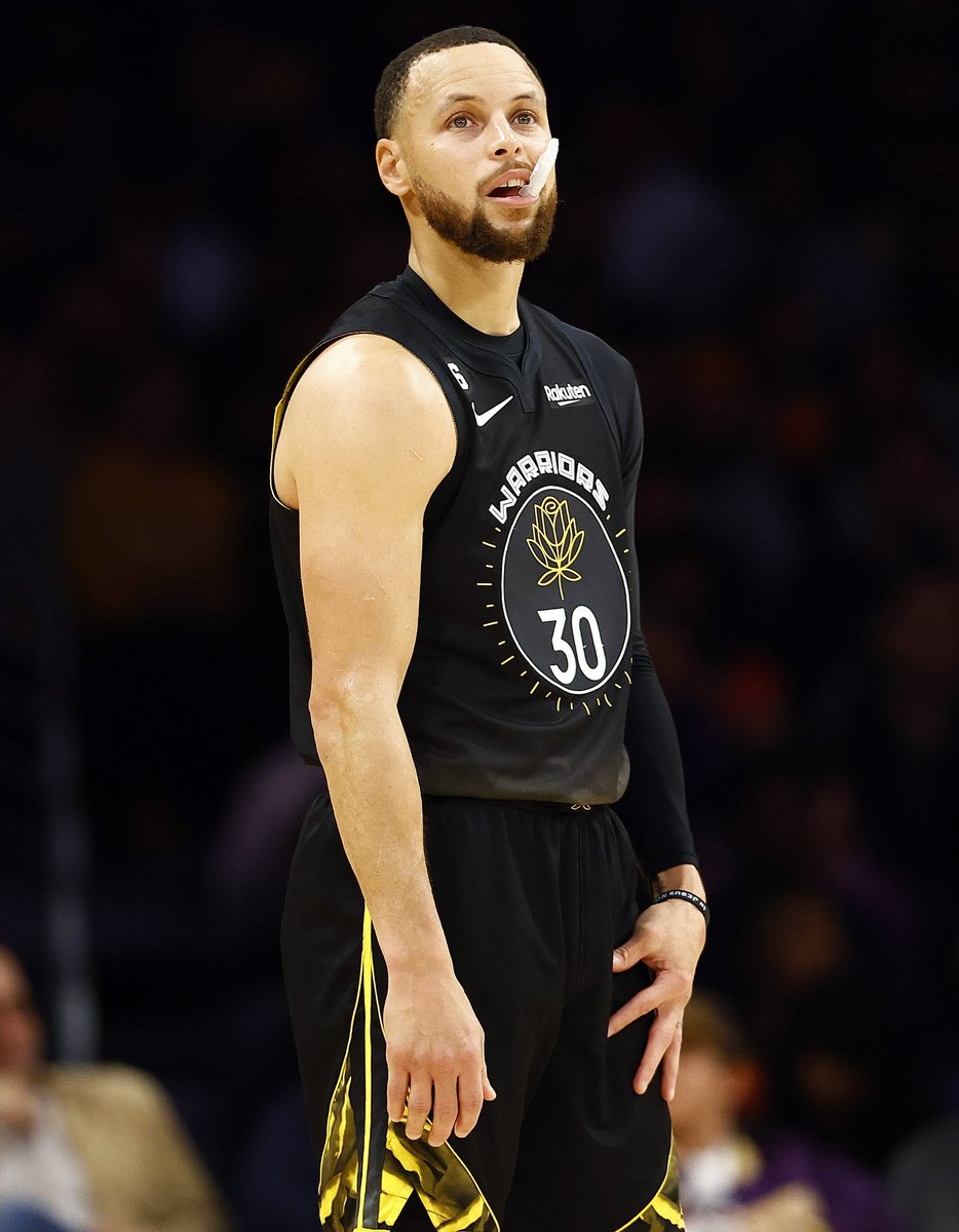 TheHoopCentral's tweet photo. Steph Curry tonight:

36 Points
6 Rebounds
4 Assists
2 Steals
1 Block
6 Threes

CLUTCH. 🔥 https://t.co/HUzXtzg2NO
