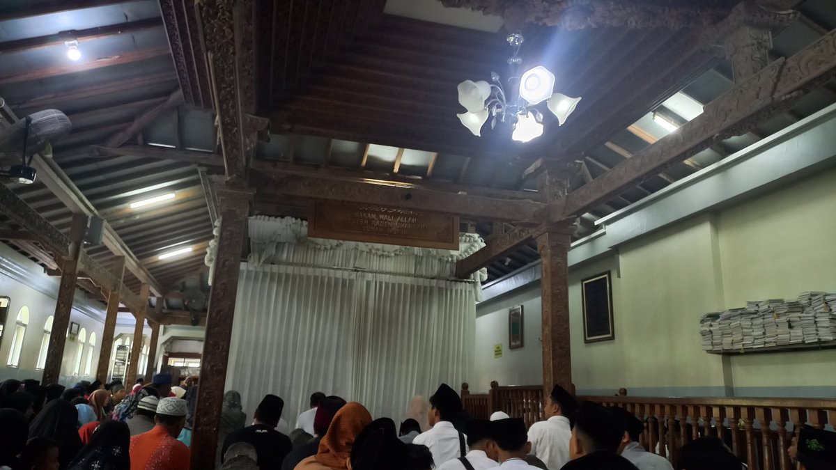 sastrajawacom's tweet photo. Mimin lagi seneng posting makam.

Ana sing wis pernah ziarah ning Mbah Asnawi Kudus kaleh Sunan Muria.....?

Jal sami komen lur.....

#kudus #walisanga #mbahasnawi #mbaharwani #menarakudus #sunankudus #sunanmuria https://t.co/xcVZrAlqq6