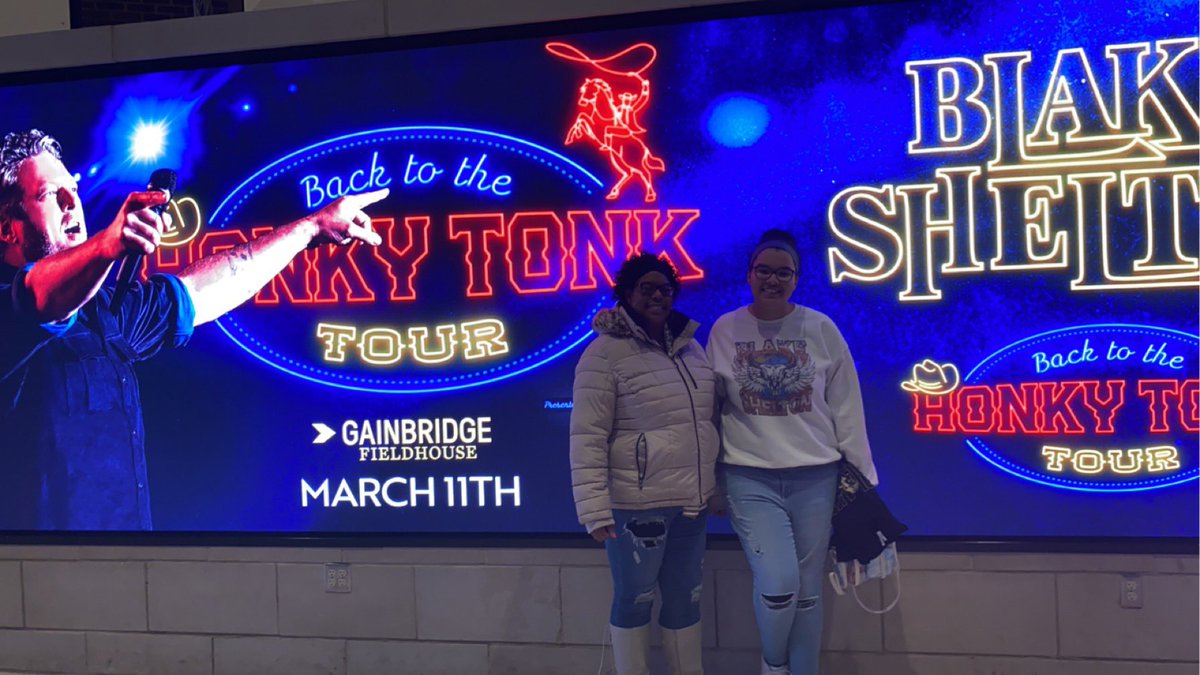 kenziejolynn's tweet image. Had an amazing time seeing Blake! My first country concert. #BSINDIANAPOLIS @blakeshelton @GainbridgeFH