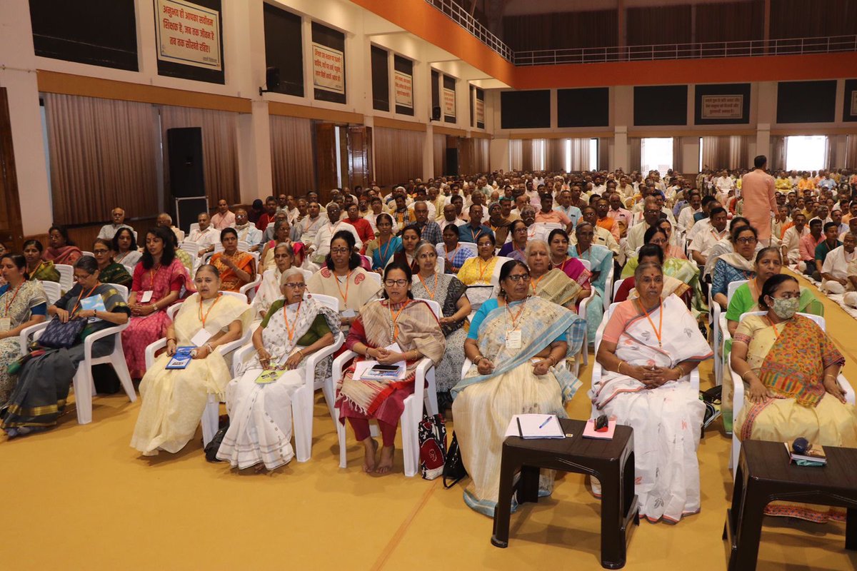 RSSorg's tweet image. राष्ट्रीय स्वयंसेवक संघ की अखिल भारतीय प्रतिनिधि सभा बैठक का शुभारम्भ पूजनीय सरसंघचालक डॉ. मोहनजी भागवत और माननीय सरकार्यवाह श्री दत्तात्रेय होसबाले जी ने भारत माता के चित्र पर पुष्पार्चन करके किया। बैठक का आयोजन पानीपत जिला के समालखा (हरियाणा) में 12-14 मार्च तक किया गया है।